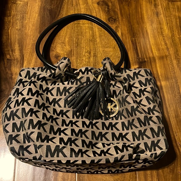221. NWOT-Michael Kors Awesome Bag - Picture 4 of 11
